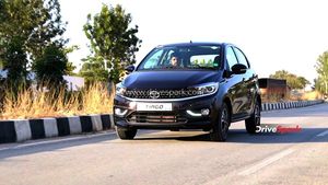 Tata Tiago CNG Review: अब सीएनजी और पेट्रोल एक ही कार में, जानें कैसी है परफॉर्मेंस