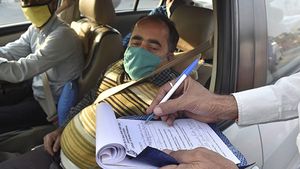 दिल्ली में अकेले कार चलाते समय मास्क पहनना नहीं होगा अनिवार्य, हाई कोर्ट ने कहा सरकार का बेतुका नियम