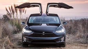 Tesla ने 8 लाख से ज्यादा इलेक्ट्रिक कारों को बुलाया वापस, जानें क्या है कारण