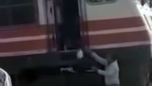 ‘कचौड़ी’ लेने के लिए रेलवे क्रॉसिंग पर लोको पायलट ने रोक दी ट्रेन और फिर हुआ कुछ ऐसा