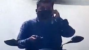 दो मोबाइल फोन लेकर कर रहा था बाइक की सवारी, पुलिस ने काटा चालान