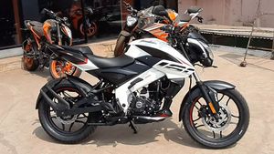 Bajaj Pulsar NS160 नए अलाॅय व्हील रंग में हुई उपलब्ध, जानें कैसा है लुक