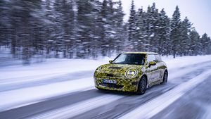 नेक्स्ट-जनरेशन MINI Cooper SE पर चल रहा है काम, कंपनी ने जारी किया टीजर