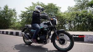 Royal Enfield Scram 411 Review: चलाने में कैसी यह नई स्क्रैम्ब्लर बाइक? क्या भारतीय ग्राहकों को आएगी पसंद?
