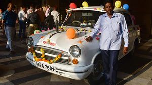 35 साल की सर्विस के बाद रिटायर हुई रेलवे की आखिरी एंबेसडर कार, नम आंखों से दी गई विदाई