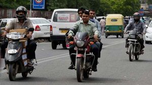 अब बिना हेलमेट बाइक चलाते पकड़े गए तो सस्पेंड होगा लाइसेंस, इस शहर में लागू हुआ नया नियम