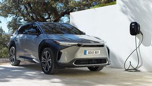 विदेशी बाजारों में बिक रही है Toyota की ये शानदार इलेक्ट्रिक एसयूवी, फुल चार्ज पर चलती है 500 किलोमीटर