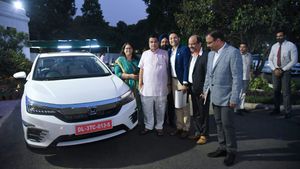 परिवहन मंत्री Nitin Gadkari ने नई Honda City हाइब्रिड पर आजमाया हाथ, तस्वीरें आईं सामने