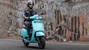 बैटरी मोबिलिटी ने लाॅन्च की ‘स्टोरी’ इलेक्ट्रिक स्कूटर, फुल चार्ज पर चलती है 130 km, जानें कितनी है कीमत