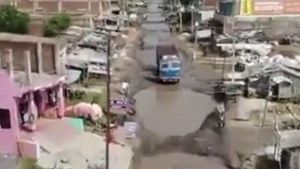 बिहार के इस नेशनल हाईवे पर हैं 100 फीट चौड़े गड्ढे, लोग पूछ रहे सड़क है या स्विमिंग पूल?