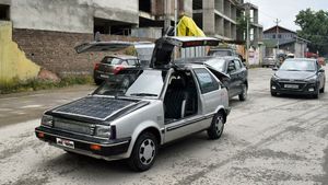 जम्मू-कश्मीर के इस टीचर ने बनाई सोलर पावर्ड इलेक्ट्रिक कार, सोशल मीडिया पर वायरल हुई तस्वीरें