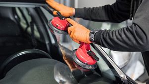 अगर आपकी कार के कांच पर लग जाए स्क्रैच, तो घर पर ही करें ठीक, अपनाएं ये घरेलू नुस्खे