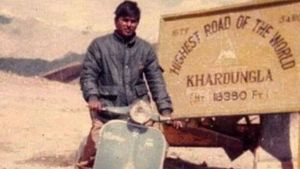 बजाज चेतक से तय किया दुनिया की सबसे ऊंची सड़क का सफर, 42 घंटे तक लगातार चलाई स्कूटर