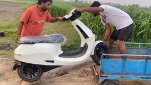 केवल 50 किलोमीटर चलकर बंद हो गई ओला स्कूटर, घर ले जाने के लिए लेना पड़ा हीरो की बाइक का सहारा