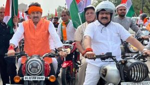 सांसद मनोज तिवारी पर लगा 41,000 रुपये का जुर्माना, रैली में बिना हेलमेट के चला रहे थे बाइक