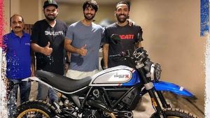 शाहिद कपूर ने खरीदी डुकाटी स्क्रैम्बलर डेजर्ट स्लेड बाइक, 14 लाख रुपये है कीमत, जानें क्या हैं खूबियां