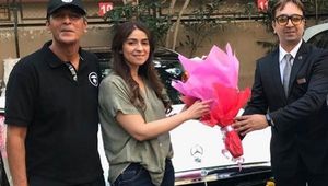 अभिनेता चंकी पांडे ने खरीदी 1.6 करोड़ रुपये की मर्सिडीज-बेंज सी-क्लास, देखें इसके खास फीचर्स