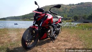 बजाज पल्सर 250 और टीवीएस अपाचे आरटीआर 200 4वी में है कांटे की टक्कर, पढ़ें तुलना