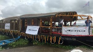 इस कंपनी से निकाला स्कूटर बेचने का नया तरीका, नाव पर बना दिया तैरने वाला शोरूम