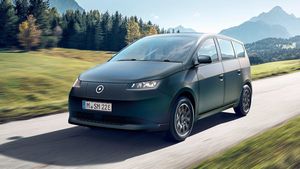  सूरज की रोशनी से चलने वाली इलेक्ट्रिक कार हुई लॉन्च, जाने कितना है रेंज