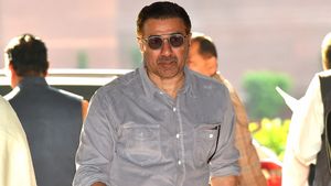 हैप्पी बर्थडे सनी देओल: बॉलीवुड के इस शानदार एक्टर के पास है लग्जरी कारों का कलेक्शन, देखें