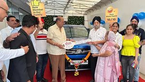 टोयोटा अर्बन क्रूजर हाईराइडर की डिलीवरी शुरू, मारुति ग्रैंड विटारा को देती है टक्कर