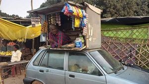 इस देसी जुगाड़ का नहीं कोई जवाब, मारुति 800 पर ही लगा दी पान की दुकान! देखें वायरल वीडियो