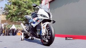 चुनौतियों से डर कैसा! नए अवतार में लॉन्च हुई बीएमडब्ल्यू एस 1000 आरआर बाइक,  जानें फीचर्स और कीमत