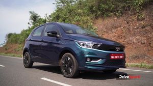 टाटा टियागो रिव्यू: रेंज, फीचर्स, चार्जिंग टाइम और चलाने में है कैसी? जानें सबकुछ 