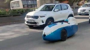 सड़क पर दिखी अजीबोगरीब साइकिल, लोगों ने गाड़ी रोक कर लीं तस्वीरें, कहा- “अच्छी है लेकिन यहां हो जाएगी फ्लाॅप”