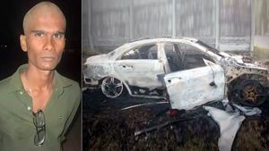 गर्लफ्रेंड से हुआ झगड़ा तो डाॅक्टर ने लगा दी 70 लाख की कार में आग, जानें क्या है मामला