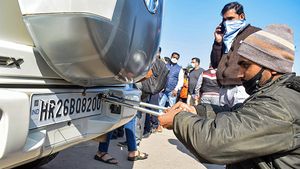 नोएडा में गाड़ी चला रहें हैं तो हो जाएं सावधान, ये नंबर प्लेट नहीं लगवाया तो कट जाएगा 5,000 रुपये का चालान