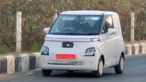 MG Electric Car: सड़क पर दिखी एमजी की छोटी इलेक्ट्रिक कार, फुल चार्ज पर चलेगी 300 किलोमीटर, जल्द होगी लाॅन्च