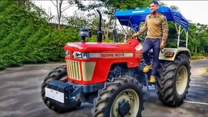 धोनी का खेती-किसानी में लगा मन, स्वराज ट्रैक्टर चलाकर कर बहाया पसीना