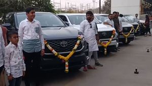 टोयोटा इनोवा हाईक्राॅस की हो रही है दनादन डिलीवरी, डीलर ने एक दिन में बेंच दी 10 कारें