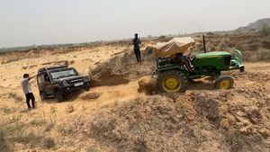 15 लाख रुपये देकर खरीदी यह एसयूवी फिर भी ट्रैक्टर से खींचकर निकालना पड़ा!, देखें क्या हुआ इस कार का हाल