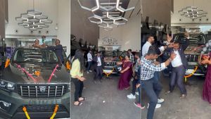 कार की डिलीवरी लेने पर झूम उठा परिवार, इस गाने पर किया जमकर डांस