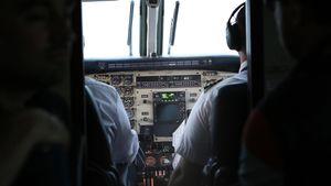 प्लेन में बोर होने पर कई अजीब काम करते है पायलेट, जानें क्या है यह चीजें