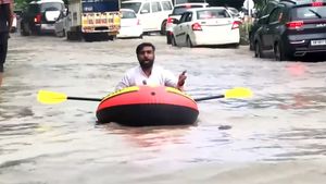 गुरुग्राम में बारिश के बाद भरा पानी तो व्यक्ति बोट में यात्रा करते आया नजर, वीडियो हो रहा वायरल