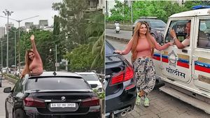 सनरूफ से बाहर निकल फोटो खिंचवा रही थी राखी सावंत, पुलिस ने दी एक्ट्रेस को चेतावनी