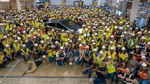 टेस्ला साइबरट्रक का उत्पादन हुआ शुरू, पहली बार तस्वीरें आई सामने