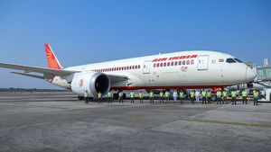 Delhi-Pune Flight: बिना पायलट के 2 घंटे तक प्लेन के अंदर फंसे रहे 100 यात्री, वजह जानकर चौंक जाएंगे आप!