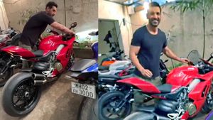 बॉलीवुड के स्टंट स्टार जॉन अब्राहम ने मुंबई की सड़कों पर दौड़ाई Ducati Panigale V4, देखें वीडियो