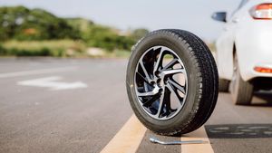 Cars Tyre Tips: लॉन्ग ड्राइव के दौरान कार के टायर का रखें खास ख्याल, इन स्टेप्स को करें फॅालो
