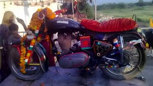 Om Banna Bullet Baba Temple History in Hindi: Story, Location, Images | आखिर लोग इस बुलेट की क्‍यों करतें हैं पूजा?