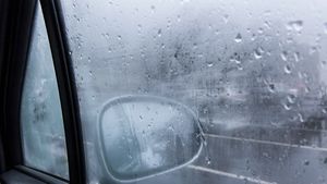 सर्दियों में Car के शीशे पर फॉगिंग से हैं परेशान? तो इन आसान टिप्स को फॅालो कर दूर करें परेशानी