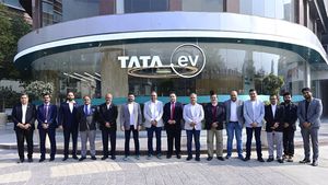 इस दिग्गज वाहन निर्माता कंपनी ने भारत का पहला ईवी शोरूम किया लॉन्च, मिलेंगी ये खास सुविधाएं