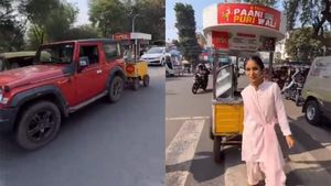 Bullet नहीं, अब Mahindra Thar से गोलगप्पे बेचतीं हैं 'BTech Paani Puri Wali', आनंद महिंद्रा ने की तारीफ