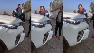 क्या हुआ जब 'द ग्रेट खली' ने की Toyota Fortuner उठाने की कोशिश? VIDEO देख हैरान रह जाएंगे आप! 