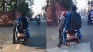 Rapido बाइक का पेट्रोल खत्म होने के बाद भी कस्टमर ने उतरने से किया इनकार, फिर ड्राइवर ने किया कुछ ऐसा...